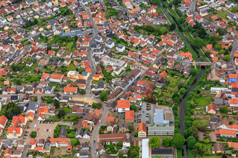 Vue aérienne de Piscine intérieure Einhausen et Ludwigstr à le quartier Grosshausen in Einhausen dans le département Hesse, Allemagne