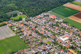 Vue aérienne de Waldstraße jusqu'au terrain de sport de la communauté sportive Einhausen 1919 eV à Einhausen dans le département Hesse, Allemagne