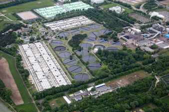 Photographie aérienne de Bassins de traitement des eaux usées et étapes d'épuration de la station d'épuration BASF (Palatinat) à le quartier Mörsch in Frankenthal dans le département Rhénanie-Palatinat, Allemagne