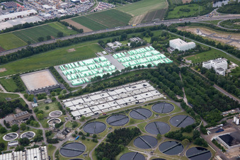 Station d'épuration des eaux usées de BASF à le quartier Mörsch in Frankenthal dans le département Rhénanie-Palatinat, Allemagne vue du ciel