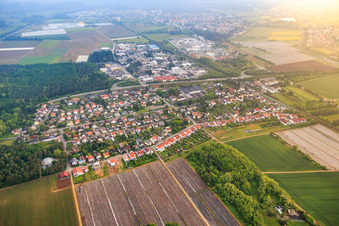 Vue aérienne de Rue principale à le quartier Sandwiese in Alsbach-Hähnlein dans le département Hesse, Allemagne