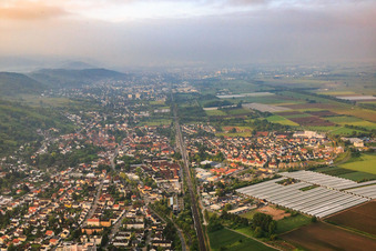 Vue aérienne de Ligne de chemin de fer vers le sud et serres en plastique pour les fraises de la ferme d'asperges et de fruits Wendel à le quartier Sandwiese in Zwingenberg dans le département Hesse, Allemagne