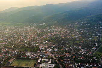 Vue aérienne de Rue de la gare à le quartier Alsbach in Alsbach-Hähnlein dans le département Hesse, Allemagne