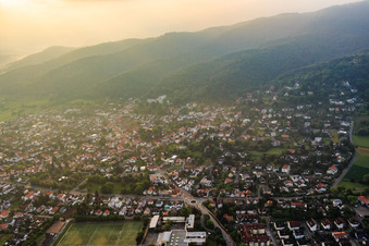 Photographie aérienne de Rue de la gare à le quartier Alsbach in Alsbach-Hähnlein dans le département Hesse, Allemagne