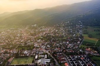 Vue oblique de Rue de la gare à le quartier Alsbach in Alsbach-Hähnlein dans le département Hesse, Allemagne