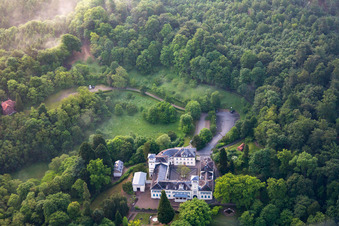 Vue aérienne de Fondation du château de Heiligenberg à Seeheim-Jugenheim dans le département Hesse, Allemagne