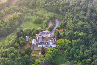 Photographie aérienne de Fondation du château de Heiligenberg à Seeheim-Jugenheim dans le département Hesse, Allemagne