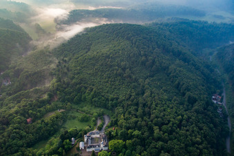 Quartier Jugenheim an der Bergstrasse in Seeheim-Jugenheim dans le département Hesse, Allemagne vu d'un drone