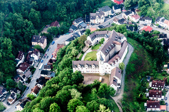 Vue aérienne de Parc du château du château Schönberg à le quartier Schönberg in Bensheim dans le département Hesse, Allemagne