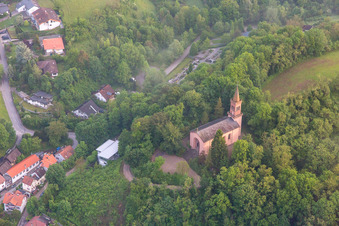 Vue aérienne de Église Sainte-Marie à le quartier Schönberg in Bensheim dans le département Hesse, Allemagne