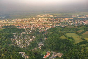 Vue aérienne de B47 vers la ville à Bensheim dans le département Hesse, Allemagne