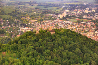 Vue aérienne de Ville sous les ruines du château de Starkenburg à Heppenheim dans le département Hesse, Allemagne