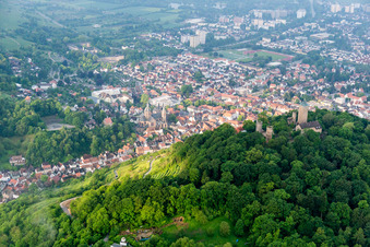 Vue aérienne de Ruines et vestiges des murs de l'ancien château et forteresse de Starkenburg (Bergstraße) à le quartier Unter-Hambach in Heppenheim dans le département Hesse, Allemagne