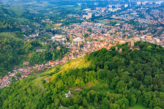 Vue aérienne de Vignobles sous les ruines du château de Starkenburg à Heppenheim dans le département Hesse, Allemagne