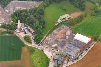 Vue aérienne de Carrière de Röhrig granit GmbH dans la brume matinale à le quartier Sonderbach in Heppenheim dans le département Hesse, Allemagne