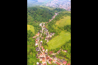 Vue aérienne de Vue du village de Laudenbachtal le matin depuis l'est à Laudenbach dans le département Bade-Wurtemberg, Allemagne
