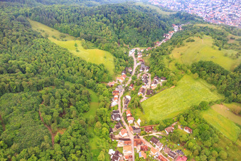 Vue aérienne de Vue du village de Laudenbachtal le matin depuis l'est à Laudenbach dans le département Bade-Wurtemberg, Allemagne