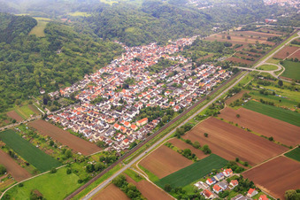 Vue aérienne de Vue du village au bord de l'Odenwald le matin depuis le nord-ouest à le quartier Sulzbach in Weinheim dans le département Bade-Wurtemberg, Allemagne