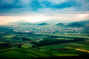 Vue aérienne de Paysage de forêt et de montagne dans la brume matinale au bord de l'Odenwald hessois (Bergstraße) à Heppenheim dans le département Hesse, Allemagne