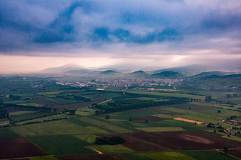 Vue aérienne de Montagnes au bord de l'Odenwald dans la brume matinale à Heppenheim dans le département Hesse, Allemagne