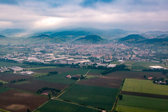 Vue aérienne de Montagnes au bord de l'Odenwald dans la brume matinale à Heppenheim dans le département Hesse, Allemagne