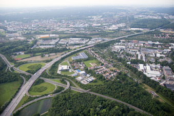 Vue aérienne de Triangle de Karlsruhe A8/A5 à le quartier Durlach in Karlsruhe dans le département Bade-Wurtemberg, Allemagne