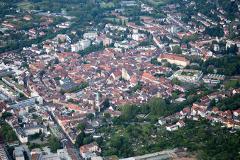 Vue aérienne de Quartier de la vieille ville et centre-ville à le quartier Durlach in Karlsruhe dans le département Bade-Wurtemberg, Allemagne