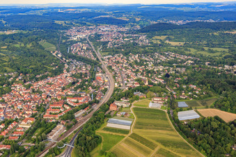 Vue aérienne de Vue de la ville depuis l'ouest à le quartier Grötzingen in Karlsruhe dans le département Bade-Wurtemberg, Allemagne