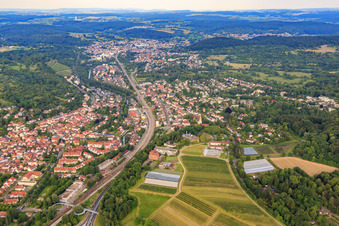 Vue aérienne de Vue de la ville depuis l'ouest à le quartier Grötzingen in Karlsruhe dans le département Bade-Wurtemberg, Allemagne