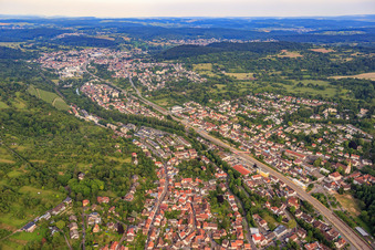 Vue aérienne de Eisenbahnstraße depuis l'ouest à le quartier Grötzingen in Karlsruhe dans le département Bade-Wurtemberg, Allemagne
