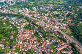 Vue aérienne de Eisenbahnstraße depuis l'ouest à le quartier Grötzingen in Karlsruhe dans le département Bade-Wurtemberg, Allemagne