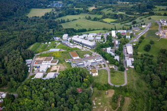 Vue aérienne de Complexe de bâtiments de l'Institut Fraunhofer de technologie chimique ICT à le quartier Berghausen in Pfinztal dans le département Bade-Wurtemberg, Allemagne