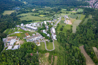 Vue aérienne de Complexe de bâtiments de l'Institut Fraunhofer de technologie chimique ICT à le quartier Berghausen in Pfinztal dans le département Bade-Wurtemberg, Allemagne