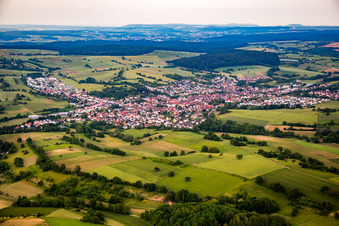 Vue aérienne de De l'ouest à le quartier Jöhlingen in Walzbachtal dans le département Bade-Wurtemberg, Allemagne