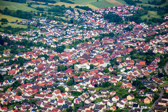 Vue aérienne de Vue des rues et des maisons dans les quartiers résidentiels à le quartier Jöhlingen in Walzbachtal dans le département Bade-Wurtemberg, Allemagne