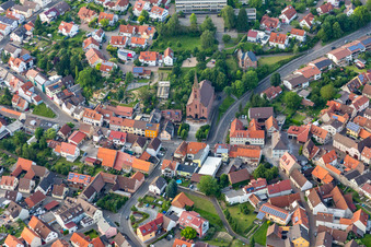 Vue aérienne de Communauté catholique dans le centre historique de la ville à le quartier Obergrombach in Bruchsal dans le département Bade-Wurtemberg, Allemagne