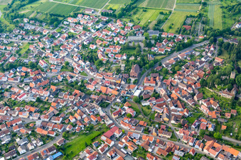 Vue aérienne de Vue des rues et des maisons dans les quartiers résidentiels à le quartier Obergrombach in Bruchsal dans le département Bade-Wurtemberg, Allemagne