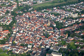 Vue aérienne de Vue des rues et des maisons dans les quartiers résidentiels à le quartier Heidelsheim in Bruchsal dans le département Bade-Wurtemberg, Allemagne