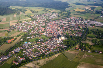 Vue aérienne de Vue des rues et des maisons dans les quartiers résidentiels à le quartier Heidelsheim in Bruchsal dans le département Bade-Wurtemberg, Allemagne