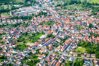 Vue aérienne de Vue des rues et des maisons dans les quartiers résidentiels à le quartier Unteröwisheim in Kraichtal dans le département Bade-Wurtemberg, Allemagne