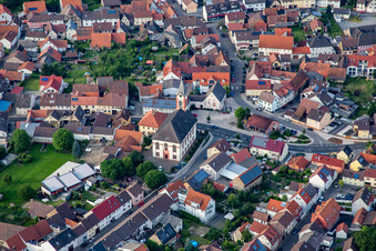 Vue aérienne de Église de la Croix à le quartier Unteröwisheim in Kraichtal dans le département Bade-Wurtemberg, Allemagne