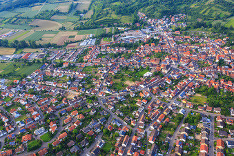 Vue aérienne de Rue Bruchsaler à le quartier Unteröwisheim in Kraichtal dans le département Bade-Wurtemberg, Allemagne