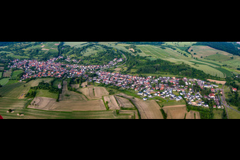 Vue aérienne de Panorama de la ville depuis l'ouest à le quartier Oberöwisheim in Kraichtal dans le département Bade-Wurtemberg, Allemagne