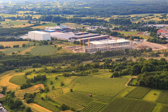 Vue aérienne de Zone industrielle Industriestraße avec Winkels Getränke Logistik GmbH Östringen et chantier de construction pour Bader Versand Zentrum Östringen à Östringen dans le département Bade-Wurtemberg, Allemagne