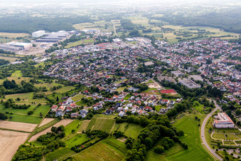 Vue aérienne de Vue des rues et des maisons dans les quartiers résidentiels à Östringen dans le département Bade-Wurtemberg, Allemagne