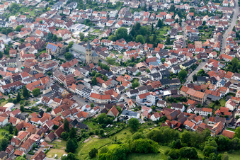 Vue aérienne de Église dans le vieux centre-ville à Östringen dans le département Bade-Wurtemberg, Allemagne