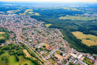 Vue aérienne de Vue d'ensemble de la ville depuis l'est à Östringen dans le département Bade-Wurtemberg, Allemagne