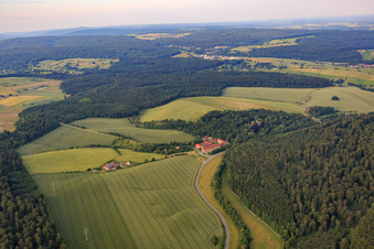 Vue aérienne de Distillerie Hofgut Langenzell à le quartier Langenzell in Wiesenbach dans le département Bade-Wurtemberg, Allemagne