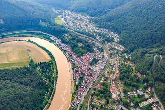 Vue aérienne de Vue du village sur les rives du Neckar avec Vorderburg et Mittelburg à Neckarsteinach dans le département Hesse, Allemagne