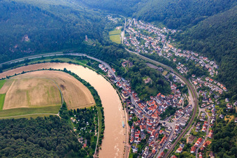 Vue aérienne de Vue du village sur les rives du Neckar avec Vorderburg et Mittelburg à Neckarsteinach dans le département Hesse, Allemagne